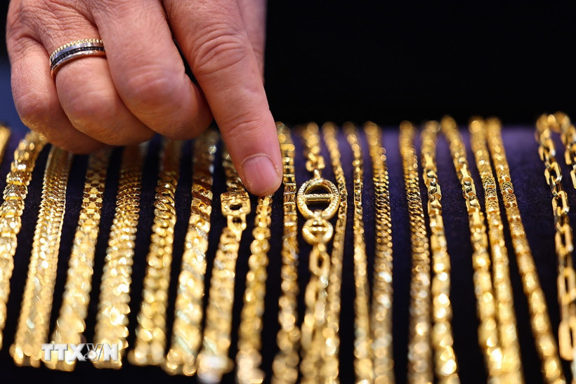 Trang sức vàng được bày bán tại tiệm kim hoàn ở Seoul, Hàn Quốc. (Ảnh: Yonhap/TTXVN)