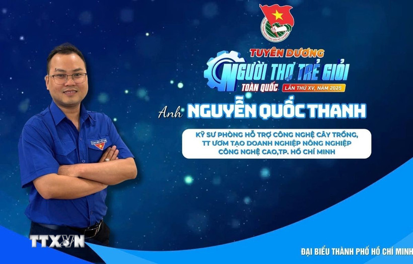 Anh Nguyễn Quốc Thanh, kỹ sư Phòng Hỗ trợ công nghệ cây trồng, Trung tâm Ươm tạo doanh nghiệp nông nghiệp công nghệ cao (thuộc Ban Quản lý Khu nông nghiệp công nghệ cao Thành phố Hồ Chí Minh). (Ảnh: TTXVN phát)