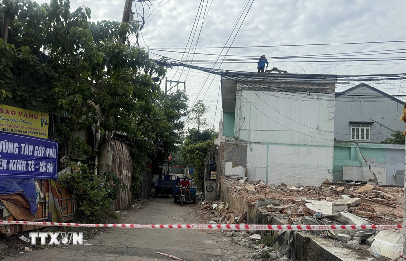 Tháo dỡ nhà cửa để bàn giao mặt bằng cho cao tốc Biên Hòa-Vũng Tàu. (Ảnh: Công Phong/TTXVN)