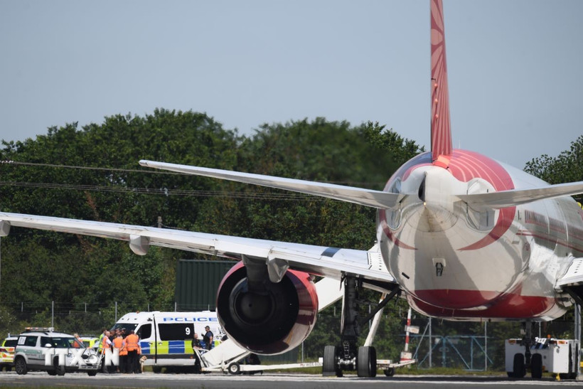 Trong ảnh: Lực lượng chức năng được triển khai sau khi chuyến bay AI 191 của Hãng hàng không Ấn Độ Air India hạ cánh khẩn cấp xuống sân bay ở London (Anh) do bị đe dọa đánh bom, ngày 27/6/2019. (Ảnh: AFP/TTXVN) 