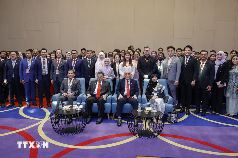 Các đại biểu chụp ảnh tập thể. (Ảnh: TTXVN phát)