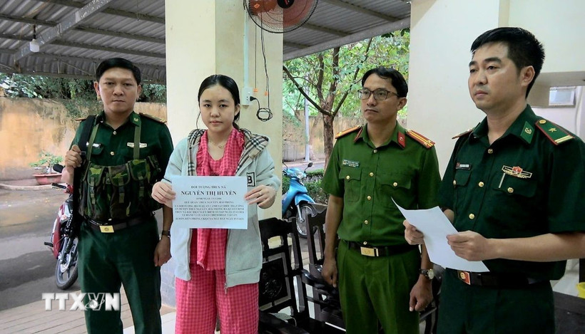 Đối tượng Nguyễn Thị Huyền bị tạm giữ. (Ảnh: TTXVN phát)