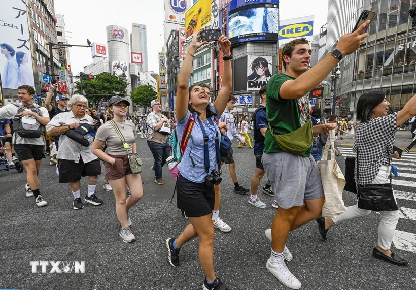 Khách du lịch tại Tokyo, Nhật Bản. (Ảnh: Kyodo/TTXVN)