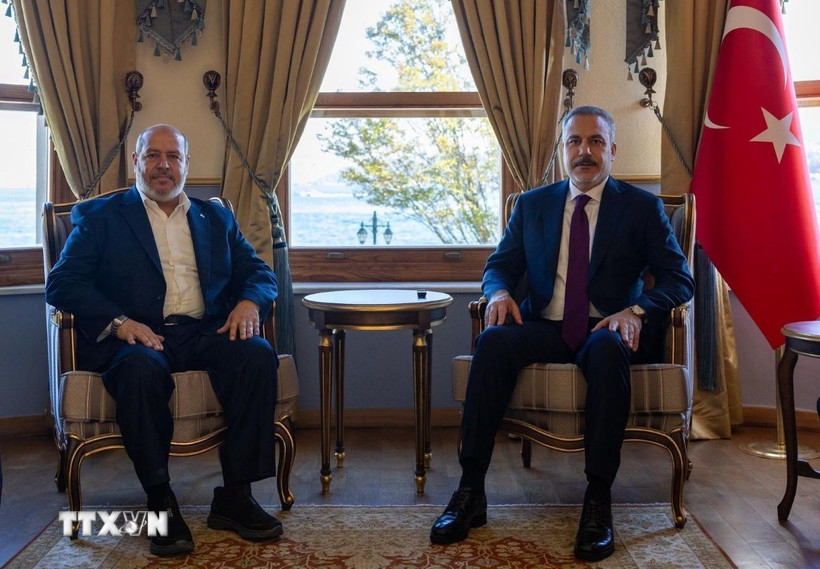 Ngoại trưởng Thổ Nhĩ Kỳ Hakan Fidan (phải) và thủ lĩnh Hamas Khalil al-Hayya tại cuộc gặp ở Istanbul, Thổ Nhĩ Kỳ, ngày 1/11/2025. (Ảnh: Anadolu Agency/TTXVN) 