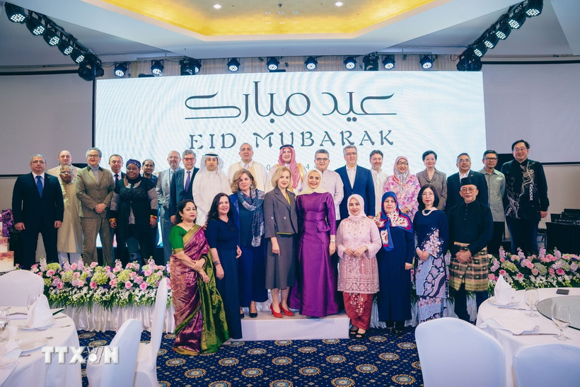 Các đại biểu chụp ảnh chung tại buổi lễ xả chay. (Ảnh: TTXVN phát)