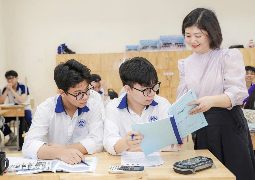 Trịnh Đức Anh luôn lĩnh hội nghiêm túc bài giảng của thầy cô. (Ảnh: PV/TTXVN)