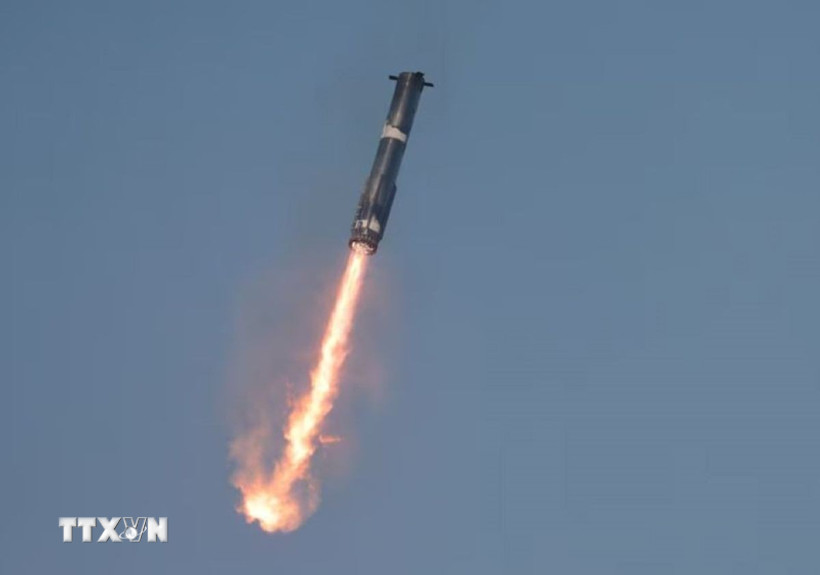 Tên lửa đẩy mang theo tàu vũ trụ Starship rời khỏi bệ phóng tại Brownsville, Texas, Mỹ. (Ảnh: REUTERS/TTXVN)