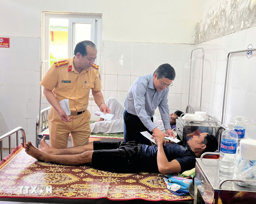 Thăm hỏi, động viên những nạn nhân đang điều trị tại Bệnh viện Đa khoa khu vực Hướng Hoá. (Ảnh: TTXVN phát)