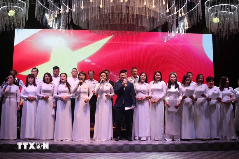 Bà con Việt kiều tại Cộng hòa Séc trình bày bài hát "Tiến về Hà Nội" tại sự kiện. (Ảnh: Việt Thắng/TTXVN)