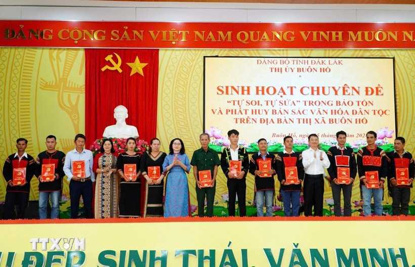 Năm 2024, Đảng bộ thị xã Buôn Hồ đã xây dựng được 102 “Sổ tiết kiệm Búa liềm vàng”, trao tặng 99 đảng viên khó khăn là người đồng bào dân tộc thiểu số tại buôn kết nghĩa. (Ảnh: TTXVN phát)