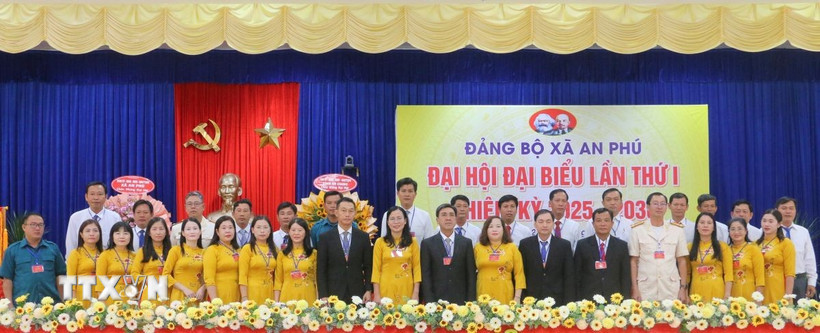 Ban Chấp hành Đảng bộ xã An Phú, tỉnh An Giang nhiệm kỳ 2025-2030 ra mắt Đại hội. (Ảnh: Công Mạo/TTXVN) 