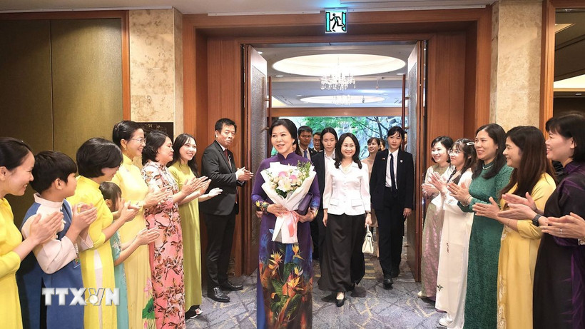 Các cô dâu chào đón Phu nhân Ngô Phương Ly. (Ảnh: Khánh Vân/TTXVN)