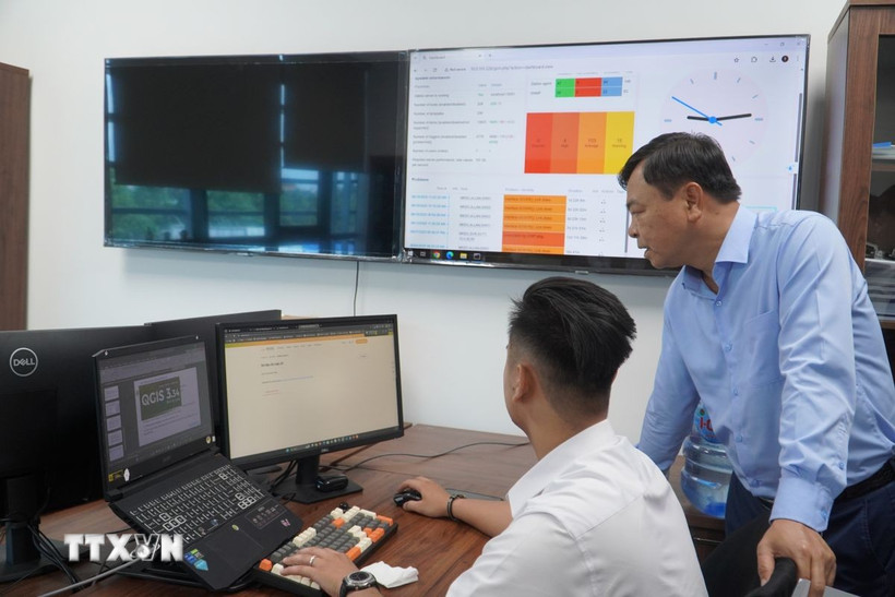 Công tác kiểm tra việc cập nhật dữ liệu tại địa phương. (Ảnh: Thu Hiền/TTXVN)