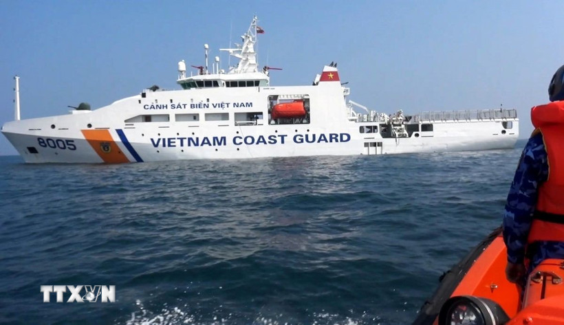 Tàu Cảnh sát biển 8005 đang trực tuần tra trên biển. (Ảnh: TTXVN phát)