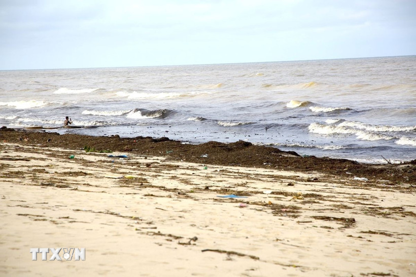 Bãi biển Nhật Lệ. (Ảnh: Thanh Thuỷ/TTXVN)