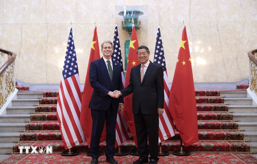 Bộ trưởng Tài chính Mỹ Scott Bessent (trái) và Phó Thủ tướng Trung Quốc Hà Lập Phong tại cuộc đàm phán thương mại ở London, Anh ngày 9/6/2025. (Ảnh: THX/TTXVN)