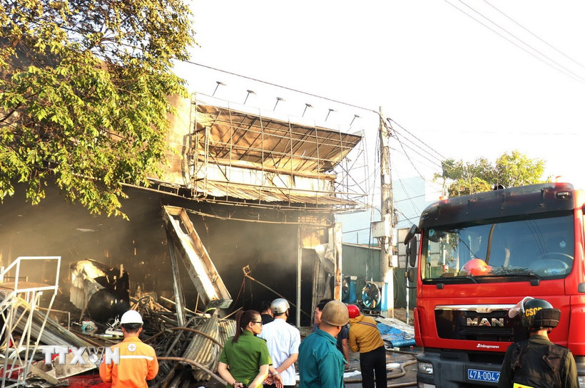 Đến khoảng 17h ngày 6/2, lực lượng chức năng đã dập tắt đám cháy. (Ảnh: Tuấn Anh/TTXVN)