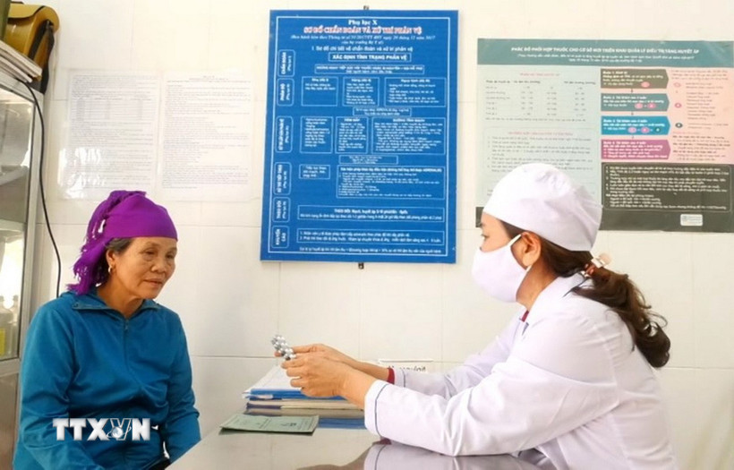 Y sỹ Lê Thị Thanh, Trạm trưởng y tế thị trấn Lang Chánh, huyện miền núi Lang Chán, có 34 năm công tác tại đây, là tấm gương sáng trong ngành y tế tỉnh Thanh Hóa. (Ảnh: Nguyễn Nam/TTXVN)