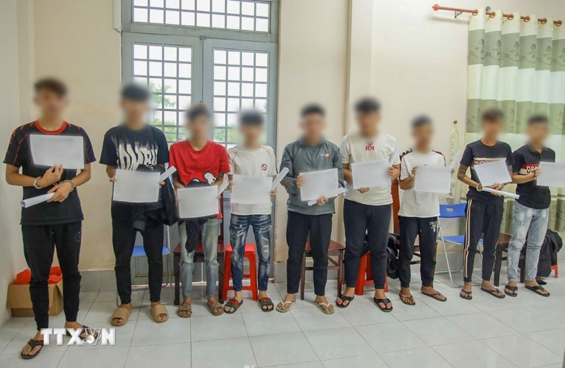 Các đối tượng trong nhóm của Đ.H.K tại cơ quan Công an. (Ảnh: TTXVN phát)