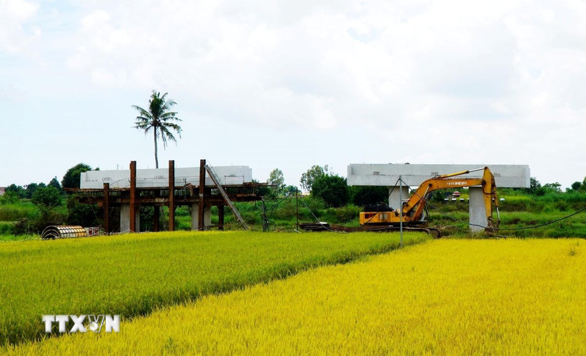 Một số vị trí cầu thi công dở dang. (Ảnh: Lê Phước Ngọc/TTXVN)
