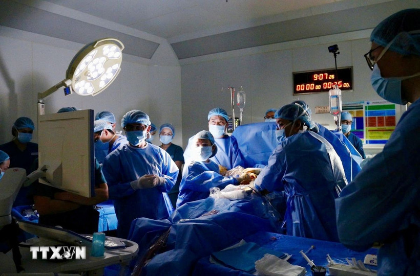Các bác sỹ Bệnh viện Từ Dũ và Bệnh viện Nhi đồng 1 Thành phố Hồ Chí Minh thực hiện can thiệp thông tim bào thai. (Ảnh: TTXVN phát)