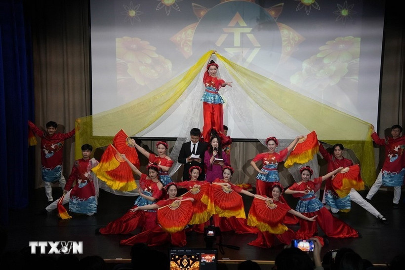 Một tiết mục văn nghệ do các bạn sinh viên RUDN biểu diễn. (Ảnh: TTXVN phát)