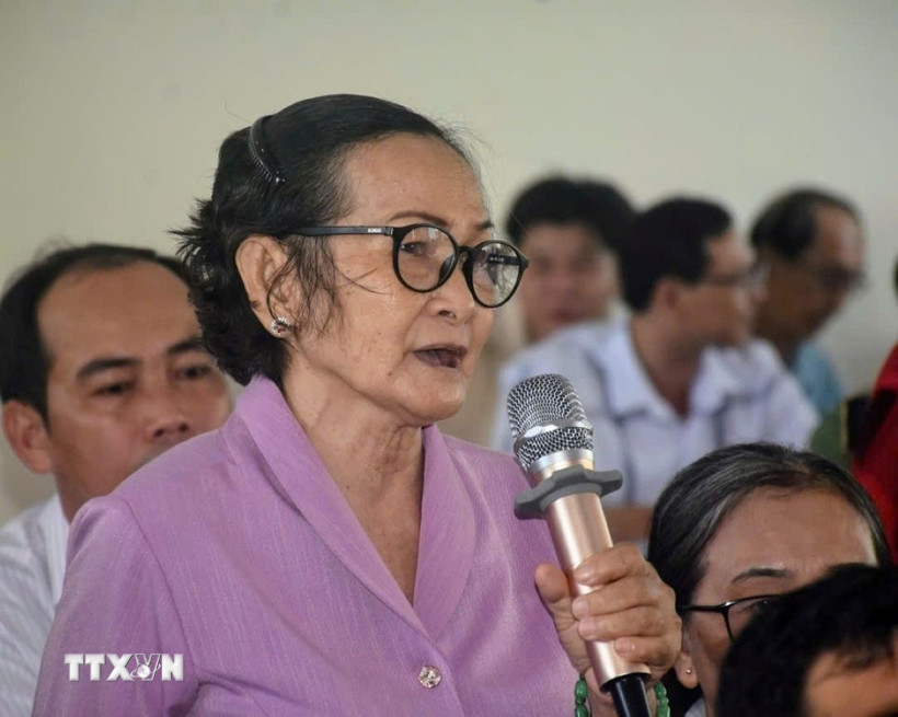 Bà Ngô Thu Hà phát biểu trong buổi tiếp xúc cử tri, đề nghị cần quan tâm hơn đến chế độ chính sách cho nạn nhân chất độc da cam/dioin. (Ảnh: TTXVN phát)