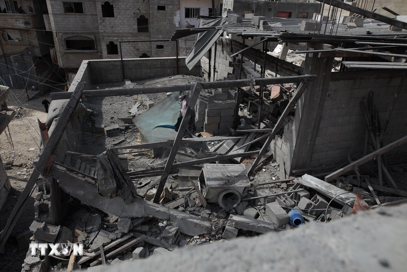 Cảnh đổ nát sau một cuộc không kích tại trại tị nạn Bureij ở Dải Gaza, ngày 14/3/2024. (Ảnh: THX/TTXVN)