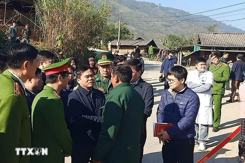 Lãnh đạo UBND huyện Kỳ Sơn (Nghệ An) cùng các đơn vị liên quan đã thăm hỏi, hỗ trợ gia đình các nạn nhân. (Ảnh: TTXVN phát)