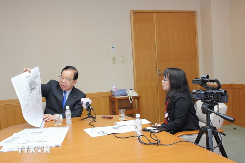 Chủ tịch Ban chấp hành Trung ương Đảng Cộng sản Nhật Bản Kazuo Shii trả lời phỏng vấn nhóm phóng viên TTXVN tại Nhật Bản. (Ảnh: Xuân Giao/TTXVN)