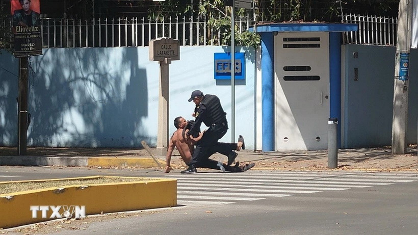 Cảnh sát bắt giữ một nghi phạm bán lẻ ma túy cải trang người lang thang tại thủ đô Mexico City. (Ảnh: Phi Hùng/TTXVN)