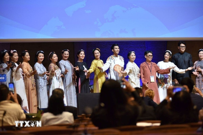 Trình diễn bộ sưu tập Áo dài mang tên “Lúa” của nhà thiết kế Lê Thanh Danh tại hội thảo. (Ảnh: Đào Dũng/TTXVN)