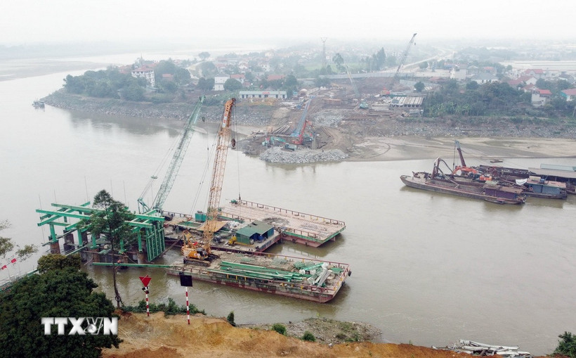 Các đơn vị thi công thực hiện nhiệm vụ xây dựng cầu Phong Châu mới. (Ảnh: Tạ Toàn/TTXVN)