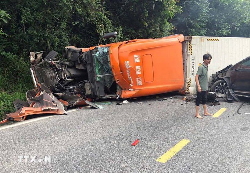 Các phương tiện bị hư hỏng sau vụ tai nạn. (Ảnh: TTXVN phát)