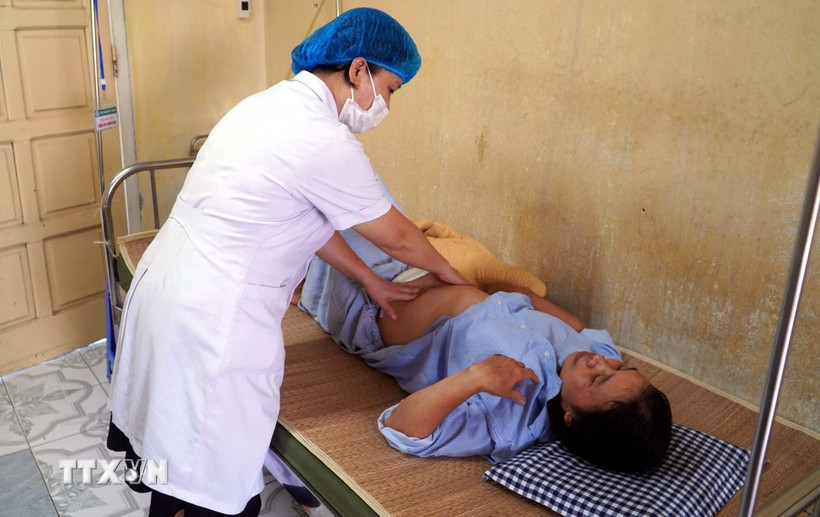 Bác sỹ khoa Phụ sản (bệnh viện Đại học Y Thái Bình) thăm khám cho bệnh nhân M.T.T (50 tuổi, trú tại tỉnh Ninh Bình). (Ảnh: Nguyễn Công Hải/TTXVN)
