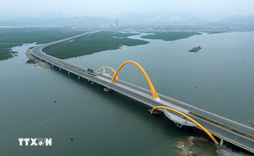 Cầu Bình Minh nối đôi bờ vịnh Cửa Lục, kết cấu 1 vòm thép, có chiều dài hơn 2,6 km, gồm 6 làn xe. (Ảnh: Quốc Khánh/TTXVN)