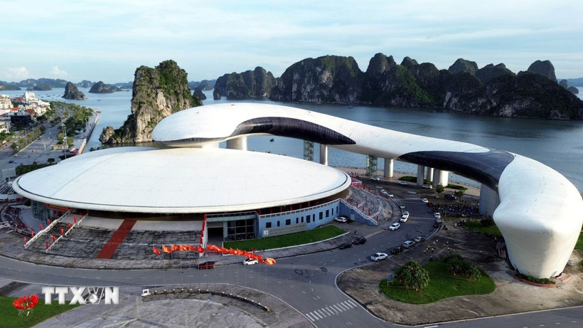 Cung Quy hoạch, hội chợ và triển lãm tỉnh Quảng Ninh (còn gọi là "Cung cá heo") nằm bên bờ vịnh Hạ Long, thuộc phường Hạ Long, có tổng mức đầu tư hơn 1.000 tỷ đồng. (Ảnh: Đức Hiếu/TTXVN)