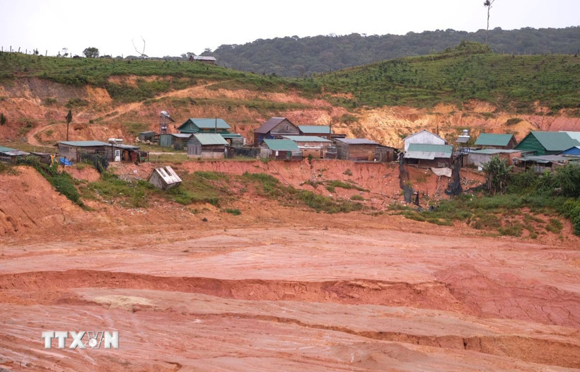 Nhiều nhà dân trong khu tái định cư ở thôn K’Nớ 5 bị đe dọa bởi sạt lở sau những trận mưa liên tục do ảnh hưởng các cơn bão trong thời gian qua. (Ảnh: Nguyễn Dũng/TTXVN)