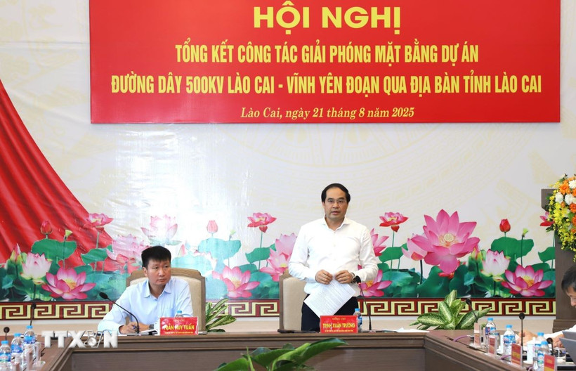 Bí thư Tỉnh ủy, Chủ tịch Hội đồng Nhân dân tỉnh Lào Cai Trịnh Xuân Trường phát biểu tại hội nghị. (Ảnh: TTXVN phát) 