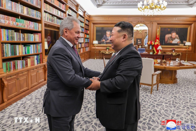 Thư ký Hội đồng An ninh Nga Sergei Shoigu (trái) và nhà lãnh đạo Triều Tiên Kim Jong Un tại cuộc gặp ở Bình Nhưỡng ngày 4/6/2025. (Ảnh: Yonhap/TTXVN) 