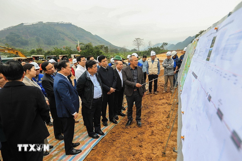 Phó Thủ tướng Chính phủ Nguyễn Chí Dũng cùng lãnh đạo tỉnh Hòa Bình Khảo sát dự án cao tốc Hòa Bình - Mộc Châu (Km19+000 - Km53+000 đoạn qua tỉnh Hòa Bình). (Ảnh: Trọng Đạt/ TTXVN)