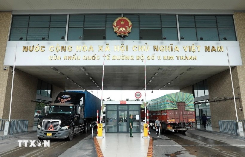 Xe container chở hàng hóa chờ làm thủ tục tại cửa khẩu quốc tế đường bộ số 2 Kim Thành, Lào Cai. (Ảnh: Quốc Khánh/TTXVN)