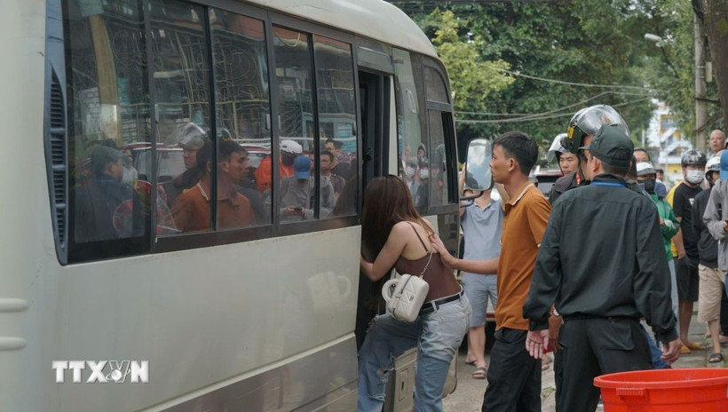 Công an tỉnh Gia Lai tạm giữ gần 150 người có liên quan trong đợt đột kích nhiều tụ điểm có dấu hiệu sử dụng trái phép chất ma túy trên địa bàn phường Diên Hồng. (Ảnh: TTXVN phát)