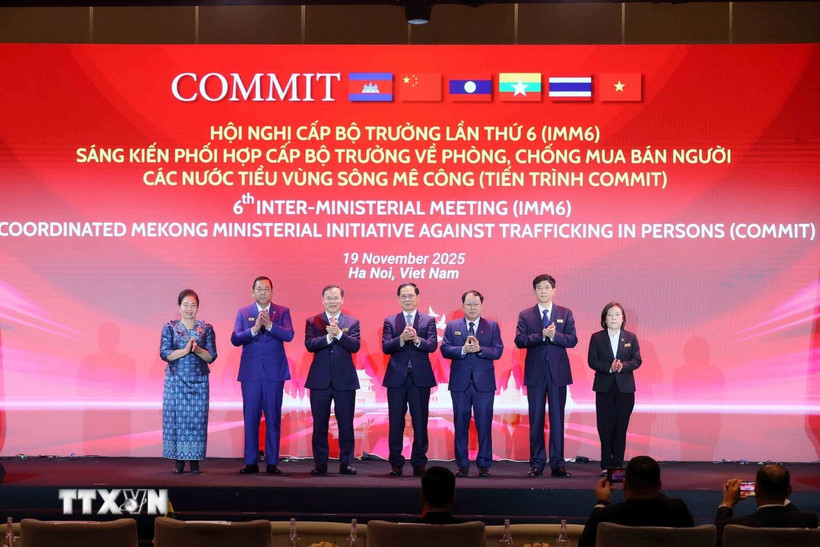 Phó Thủ tướng Bùi Thanh Sơn với trưởng đoàn các nước tham dự hội nghị. (Ảnh: An Đăng/TTXVN) 