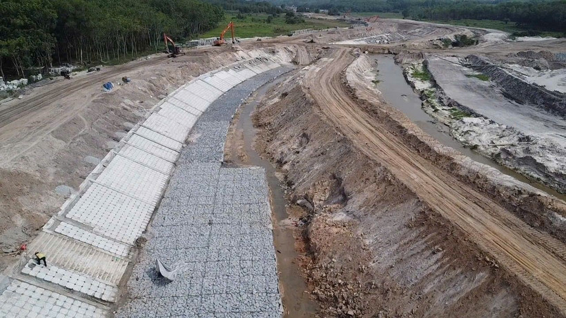 Công trình dự án chống ngập, thoát nước đô thị thi công tại suối Cái có vốn 5.892 tỷ đồng tại tỉnh Bình Dương được đẩy mạnh thi công. (Ảnh: TTXVN phát)