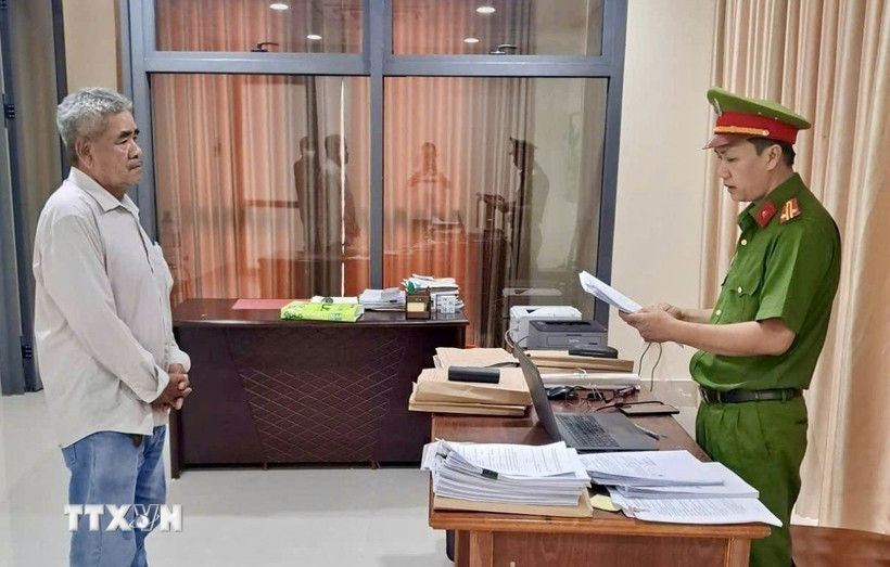 Cơ quan Cảnh sát điều tra tống đạt Quyết định khởi tố bị can đối với Trần Văn Ba. (Ảnh: TTXVN phát)