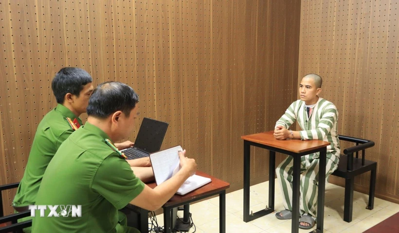 Đối tượng Mỹ tại cơ quan công an. (Ảnh: Đậu Tất Thành/TTXVN)