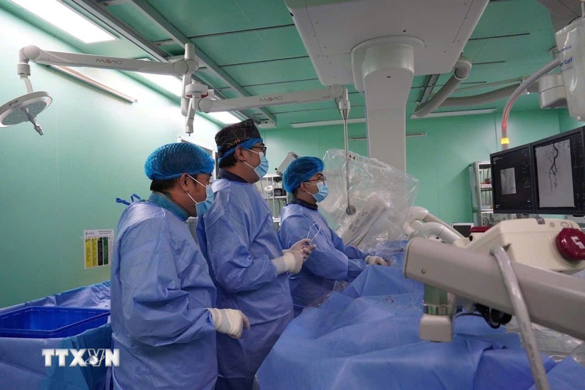 Các bác sỹ liên chuyên khoa tiến hành can thiệp cứu sống bệnh nhân. (Ảnh: TTXVN phát)