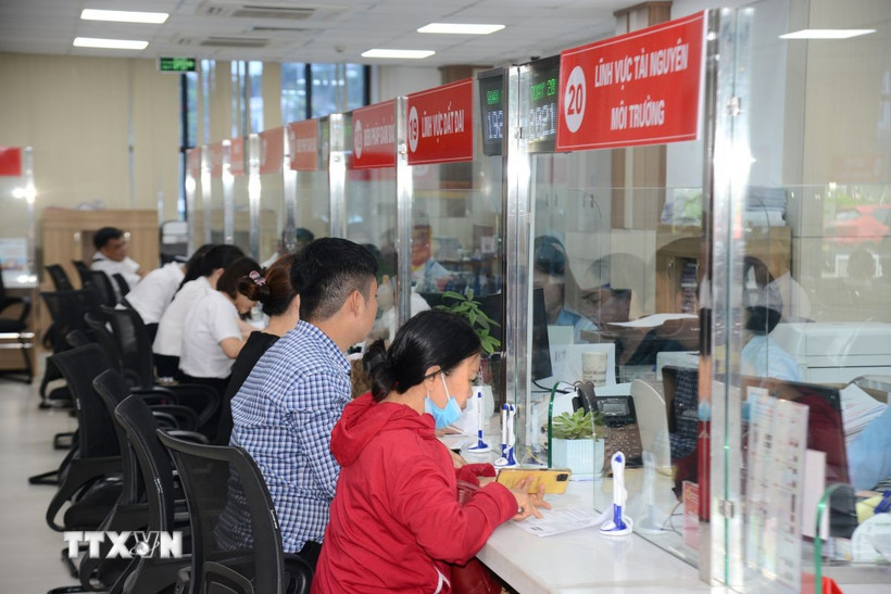 Hiện nay tỉnh Quảng Ninh đang duy trì các chi nhánh Trung tâm hành chính công trên địa bàn tỉnh vận hành song song 2 hệ thống cũ và thử nghiệm. (Ảnh: Thanh Vân/TTXVN)