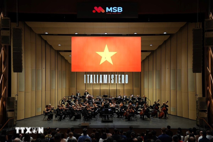 Nghệ sỹ biểu diễn trong chương trình hòa nhạc “Italia Mistero: Bí ẩn nước Ý.” (Ảnh: TTXVN phát) 